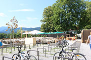 viele Radl-Stellplätze für Ausflügler: SB-Biergartens im Gut Kaltenbrunn (©Foto: Martin Schmitz)